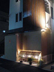 神戸の民家の中心地に建つお店
